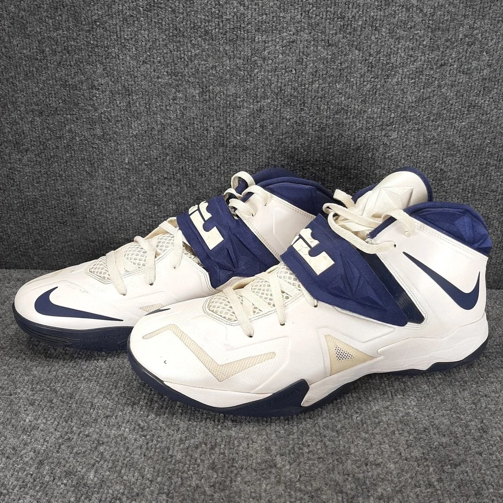 Nike LeBron James White Navy Blue Size 15 US Mens 599263-101